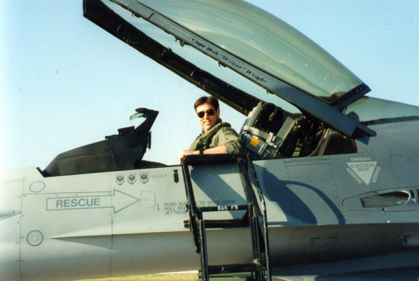 
							США отправили в Персидский залив для сдерживания Ирана истребитель F-16 Fighting Falcon, который в одном бою уничтожил три самолёта J-21 Jastreb
						