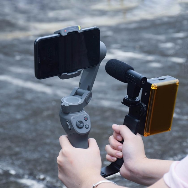 Внешний микрофон и свет для стабилизаторов типа DJI Osmo Mobile за $30
Внешний микрофон и свет для стабилизаторов типа DJI Osmo Mobile за $30