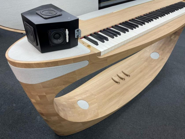 Roland анонсировала фортепиано с интегрированным планшетом и беспилотниками в качестве динамиков
Roland анонсировала фортепиано с интегрированным планшетом и беспилотниками в качестве динамиков