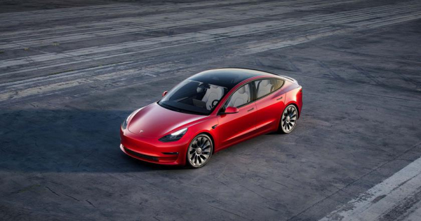 
							Tesla выпустит обновлённую версию электромобиля Model 3 в 2023 году
						