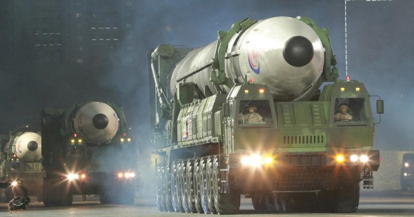 Ким Чен Ын после успешного испытания межконтинентальной баллистической ракеты Hwasong-17 заявил, что КНДР хочет получить ядерное оружие беспрецедентной мощности
Ким Чен Ын после успешного испытания межконтинентальной баллистической ракеты Hwasong-17 заявил, что КНДР хочет получить ядерное оружие беспрецедентной мощности