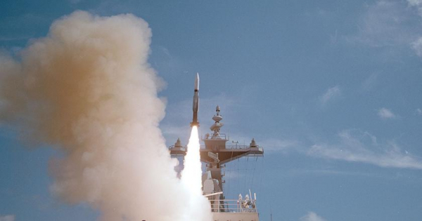 
							Американский эсминец USS Carney использовал перехватчики SM-2 для уничтожения трёх ракет и восьми беспилотников возле Йемена
						