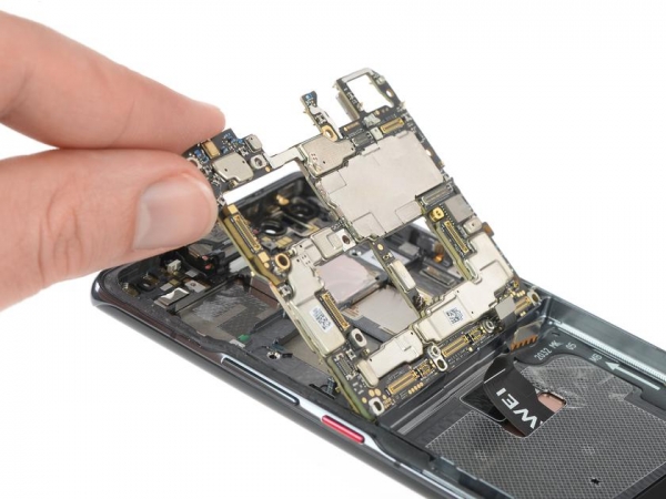 
						На четверочку: разборка Huawei Mate 40 Pro показала, что отремонтировать его будет нелегко
					