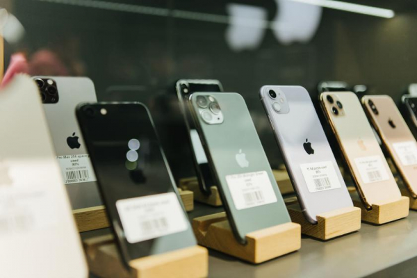 
						Китаец провел Apple, несколько лет меняя поддельные iPhone на оригинальные. Он заработал $1 млн и более 2 лет тюрьмы
					