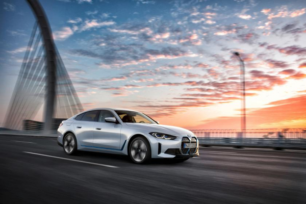 BMW раскрыла подробности электрокара i4: две комплектации, запас хода до 590 км, поддержка быстрой зарядки, 5G и ценник от $55 400
BMW раскрыла подробности электрокара i4: две комплектации, запас хода до 590 км, поддержка быстрой зарядки, 5G и ценник от $55 400