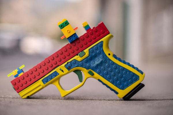 В США создали пистолет в виде конструктора, но компании LEGO это не понравилось
В США создали пистолет в виде конструктора, но компании LEGO это не понравилось
