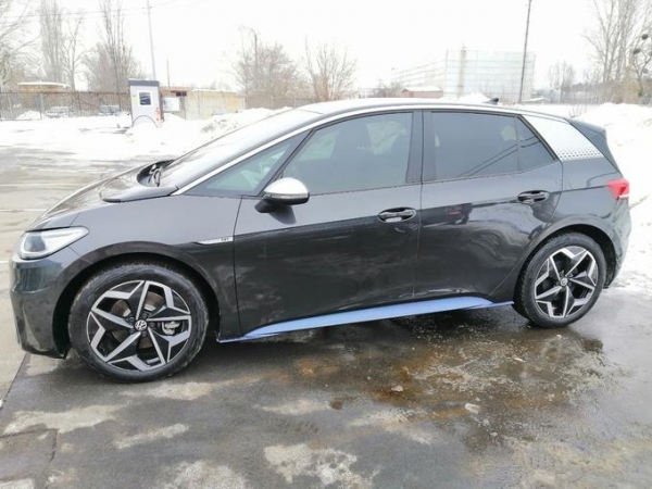 
						Электромобиль Volkswagen ID.3 с батареей на 58 кВт&sdot;ч и запасом хода в 425 км уже приехал в Украину (на самом деле нет)
					