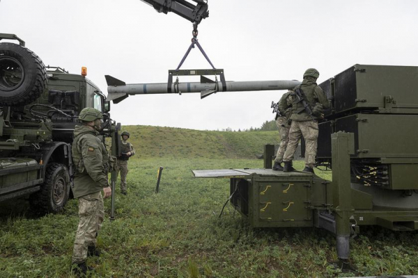 Литва впервые использовала зенитно-ракетный комплекс NASAMS с ракетами SL-AMRAAM на учениях
Литва впервые использовала зенитно-ракетный комплекс NASAMS с ракетами SL-AMRAAM на учениях