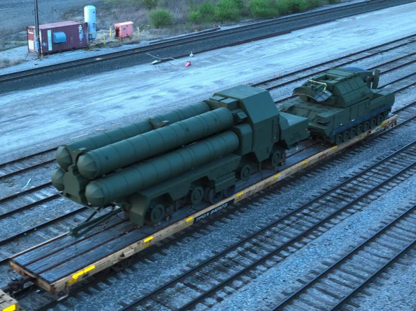 Российские «зенитно-ракетные комплексы» С-300 и «Тор-М1» неожиданно оказались на железной дороге в Огайо
Российские «зенитно-ракетные комплексы» С-300 и «Тор-М1» неожиданно оказались на железной дороге в Огайо