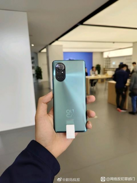 
						Huawei Nova 8 появился на фотографиях с гигантской овальной камерой и &laquo;дырявым&raquo; дисплеем
					