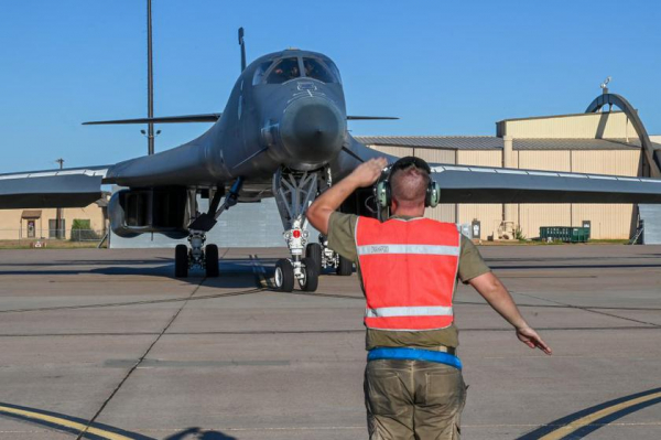
							США разместили в Великобритании две группы сверхзвуковых стратегических бомбардировщиков B-1B Lancer
						