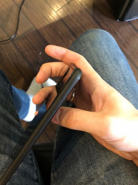 
						У смартфонов Google Pixel 4 XL отклеивается задняя панель
					
