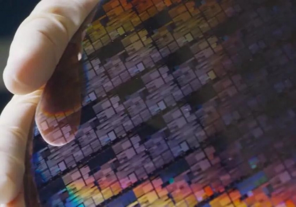 
						Это прорыв: IBM представила первый чип с 2nm техпроцессом
					