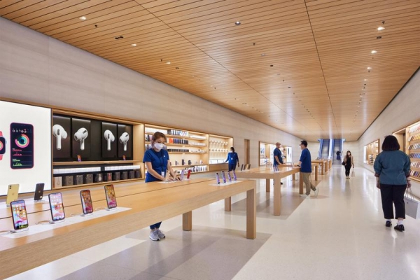
						За такое и почку не жалко: Apple открыла магазин на воде в виде плавающего шара
					