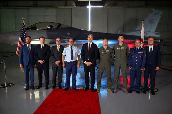
							Lockheed Martin представила первый модернизированный истребитель четвёртого поколения F-16 Block 70 для ВВС Словакии
						