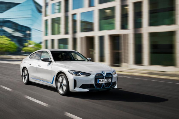BMW раскрыла подробности электрокара i4: две комплектации, запас хода до 590 км, поддержка быстрой зарядки, 5G и ценник от $55 400
BMW раскрыла подробности электрокара i4: две комплектации, запас хода до 590 км, поддержка быстрой зарядки, 5G и ценник от $55 400