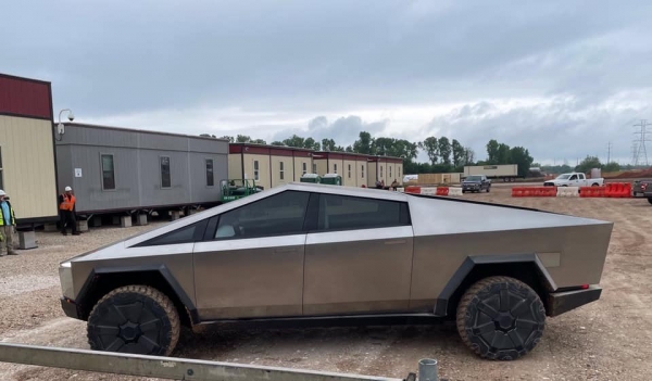 Илон Маск показал новые детали Tesla Cybertruck: 17-дюймовый экран и штурвал, как у Tesla Model S (2021)
Илон Маск показал новые детали Tesla Cybertruck: 17-дюймовый экран и штурвал, как у Tesla Model S (2021)