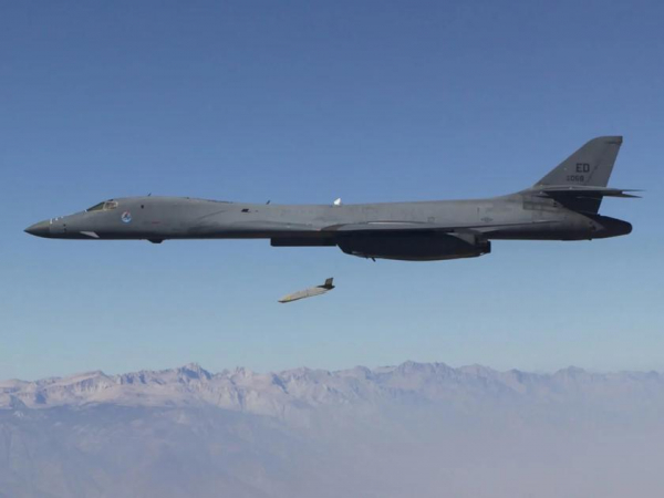 
							США хотят превратить бомбардировщик B-1B Lancer в убийцу китайских авианосцев, вооружив сверхзвуковой самолёт 36 противокорабельными ракетами LRASM с дальностью пуска более 900 км
						