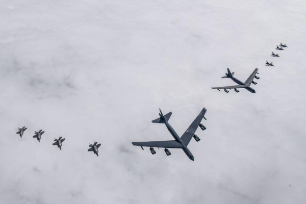 
							США отправили ядерные бомбардировщики B-52H на Корейский полуостров после запуска северокорейской МБР Hwasong-18
						