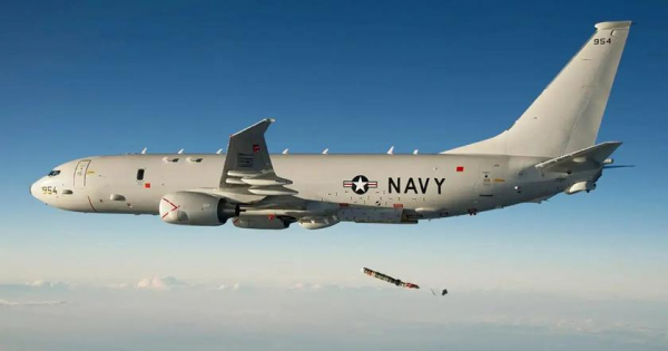 Патрульный самолёт P-8A Poseidon сможет уничтожать субмарины, сбрасывая противолодочные торпеды Mk 54 с дальностью до 65 км
Патрульный самолёт P-8A Poseidon сможет уничтожать субмарины, сбрасывая противолодочные торпеды Mk 54 с дальностью до 65 км