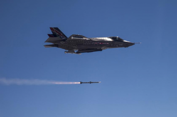 Австралия вооружит истребители пятого поколения F-35 Lightning II ракетами AGM-158C LRASM и JSM
Австралия вооружит истребители пятого поколения F-35 Lightning II ракетами AGM-158C LRASM и JSM