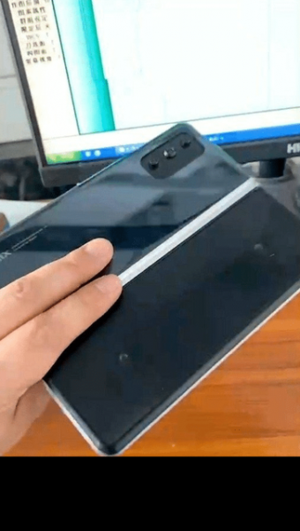 Прототип складного смартфона Xiaomi Mi MIX c дизайном, как у Galaxy Z Fold 2 появился на «живых» фотографиях
Прототип складного смартфона Xiaomi Mi MIX c дизайном, как у Galaxy Z Fold 2 появился на «живых» фотографиях