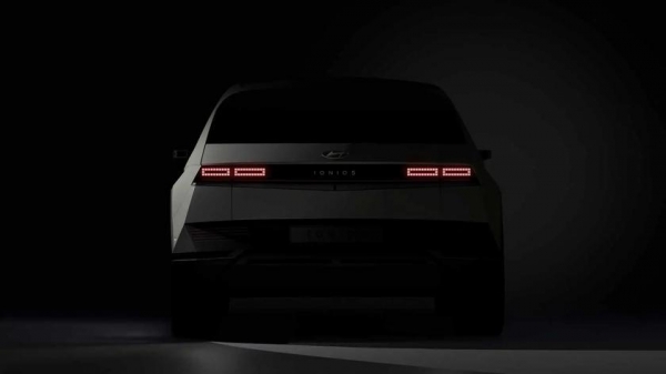 Hyundai показала тизеры электрического кроссовера IONIQ 5 с угловатым дизайном и сверхбыстрой зарядкой
Hyundai показала тизеры электрического кроссовера IONIQ 5 с угловатым дизайном и сверхбыстрой зарядкой