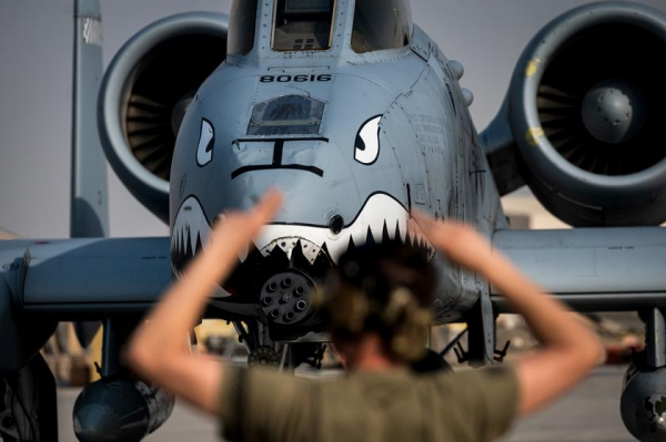 Первый легендарный штурмовик A-10 Thunderbolt II прибыл на Ближний Восток на помощь истребителям F-15E и F-16
Первый легендарный штурмовик A-10 Thunderbolt II прибыл на Ближний Восток на помощь истребителям F-15E и F-16