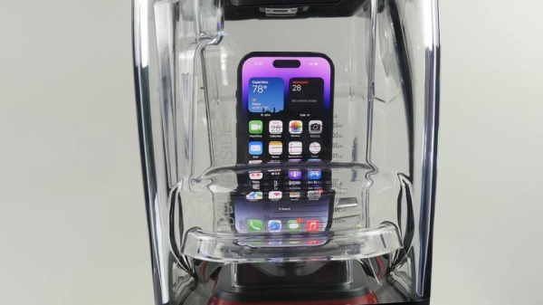 iPhone 14 Pro безжалостно перемололи в блендере: кухонная техника сломалась, а камеры смартфона остались целы (видео)
iPhone 14 Pro безжалостно перемололи в блендере: кухонная техника сломалась, а камеры смартфона остались целы (видео)