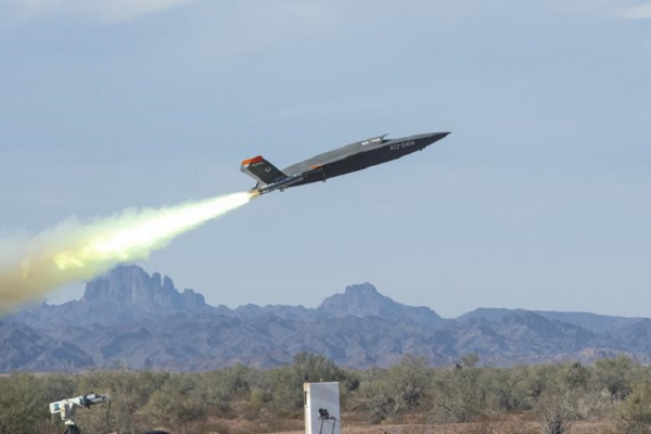 
							США испытали экспериментальный боевой беспилотник XQ-58 Valkyrie для совместной работы с истребителями пятого и шестого поколений
						