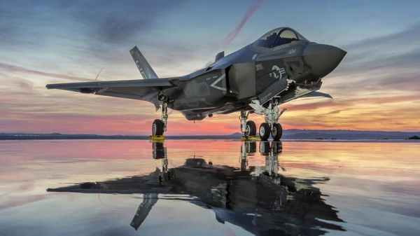 Австралия вооружит истребители пятого поколения F-35 Lightning II ракетами AGM-158C LRASM и JSM
Австралия вооружит истребители пятого поколения F-35 Lightning II ракетами AGM-158C LRASM и JSM