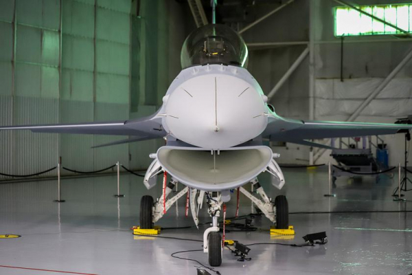 
							Lockheed Martin представила первый модернизированный истребитель четвёртого поколения F-16 Block 70 для ВВС Словакии
						