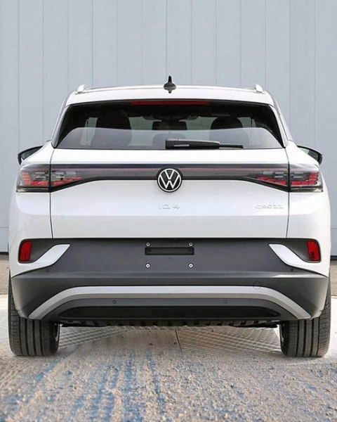 
						Электрический кроссовер Volkswagen ID.4 появился на изображениях: конкурент Tesla Model Y с дизайном, как у Volkswagen ID.3
					
