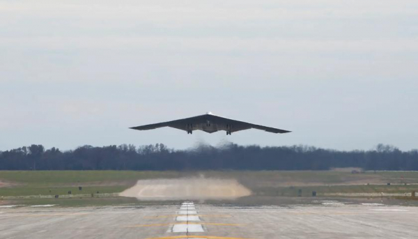 США подняли в небо одновременно 40% флота ядерных бомбардировщиков B-2 Spirit стоимостью более $2 млрд
США подняли в небо одновременно 40% флота ядерных бомбардировщиков B-2 Spirit стоимостью более $2 млрд