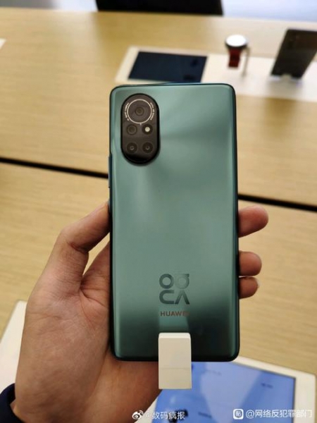
						Huawei Nova 8 появился на фотографиях с гигантской овальной камерой и &laquo;дырявым&raquo; дисплеем
					