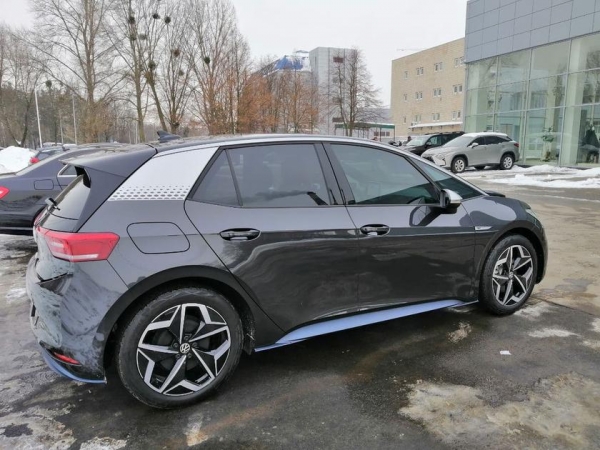 
						Электромобиль Volkswagen ID.3 с батареей на 58 кВт&sdot;ч и запасом хода в 425 км уже приехал в Украину (на самом деле нет)
					