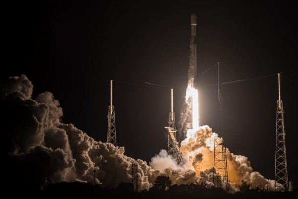 Компания SpaceX за несколько часов совершила два успешных запуска Falcon 9. Ракеты вывели на орбиту несколько десятков спутников, включая Starlink.
Компания SpaceX за несколько часов совершила два успешных запуска Falcon 9. Ракеты вывели на орбиту несколько десятков спутников, включая Starlink.