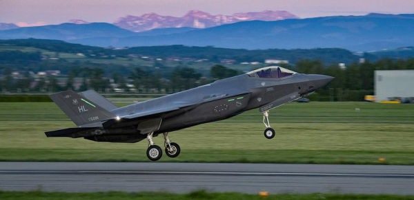 Швейцария сможет купить 36 истребителей пятого поколения F-35 Lightning II на сумму $6 000 000 000
Швейцария сможет купить 36 истребителей пятого поколения F-35 Lightning II на сумму $6 000 000 000