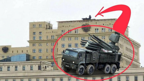Зенитный ракетно-пушечный комплекс «Панцирь-С1» на крыше министерства обороны россии в москве не смог сбить беспилотник, который пролетел в 300 метрах от него
Зенитный ракетно-пушечный комплекс «Панцирь-С1» на крыше министерства обороны россии в москве не смог сбить беспилотник, который пролетел в 300 метрах от него