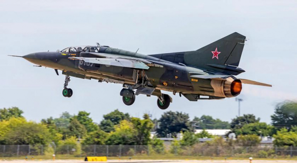 
							В США после авиашоу Thunder Over Michigan разбился российский истребитель МиГ-23УБ
						
