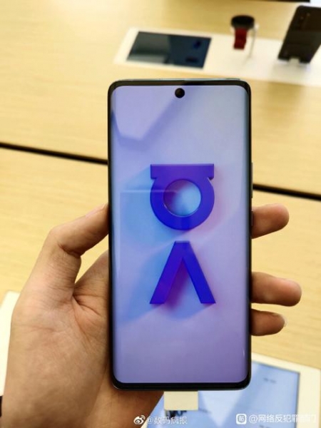 
						Huawei Nova 8 появился на фотографиях с гигантской овальной камерой и &laquo;дырявым&raquo; дисплеем
					