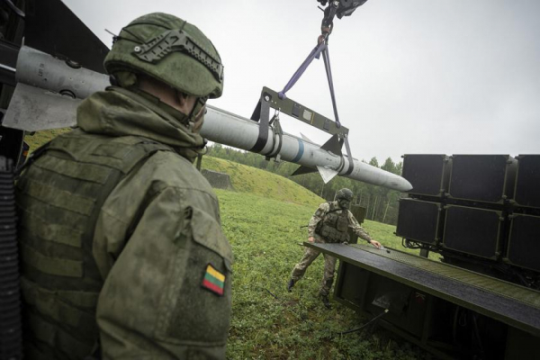 Литва впервые использовала зенитно-ракетный комплекс NASAMS с ракетами SL-AMRAAM на учениях
Литва впервые использовала зенитно-ракетный комплекс NASAMS с ракетами SL-AMRAAM на учениях
