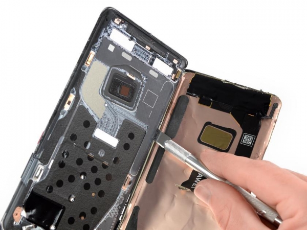 
						На четверочку: разборка Huawei Mate 40 Pro показала, что отремонтировать его будет нелегко
					
