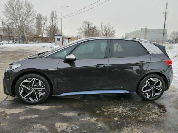 
						Электромобиль Volkswagen ID.3 с батареей на 58 кВт&sdot;ч и запасом хода в 425 км уже приехал в Украину (на самом деле нет)
					