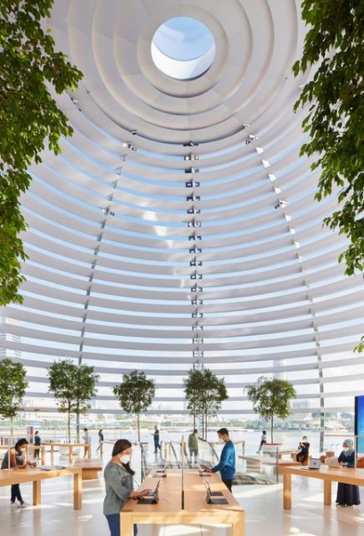 
						За такое и почку не жалко: Apple открыла магазин на воде в виде плавающего шара
					