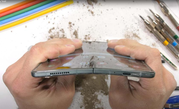 Испытание огнем, песком и силой: выжил ли складной Samsung Galaxy Z Fold 3 после проверки на прочность JerryRigEverything?
Испытание огнем, песком и силой: выжил ли складной Samsung Galaxy Z Fold 3 после проверки на прочность JerryRigEverything?