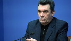 «А вы, друзья, как ни садитесь»: в Киеве заявили, что ходы Зеленского — дешевый спектакль «А вы, друзья, как ни садитесь»: в Киеве заявили, что ходы Зеленского — дешевый спектакль