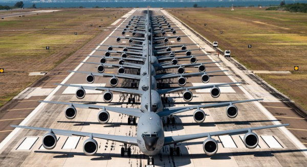 
							ВВС США хотят запускать до 100 беспилотников с воздушных заправщиков KC-135 для разведки, спасения пилотов и выманивая ракет противовоздушной обороны
						