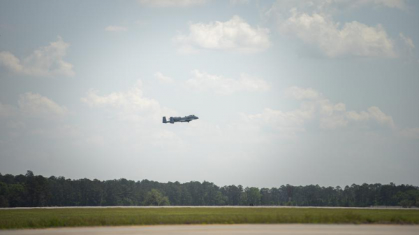 Легендарный самолёт A-10C Thunderbolt II с авиабазы «Муди» совершил последний полёт перед уходом на пенсию после 14 125 лётных часов
Легендарный самолёт A-10C Thunderbolt II с авиабазы «Муди» совершил последний полёт перед уходом на пенсию после 14 125 лётных часов