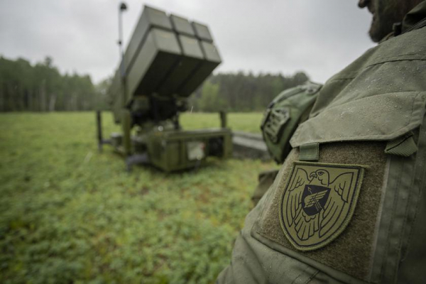 Литва впервые использовала зенитно-ракетный комплекс NASAMS с ракетами SL-AMRAAM на учениях
Литва впервые использовала зенитно-ракетный комплекс NASAMS с ракетами SL-AMRAAM на учениях